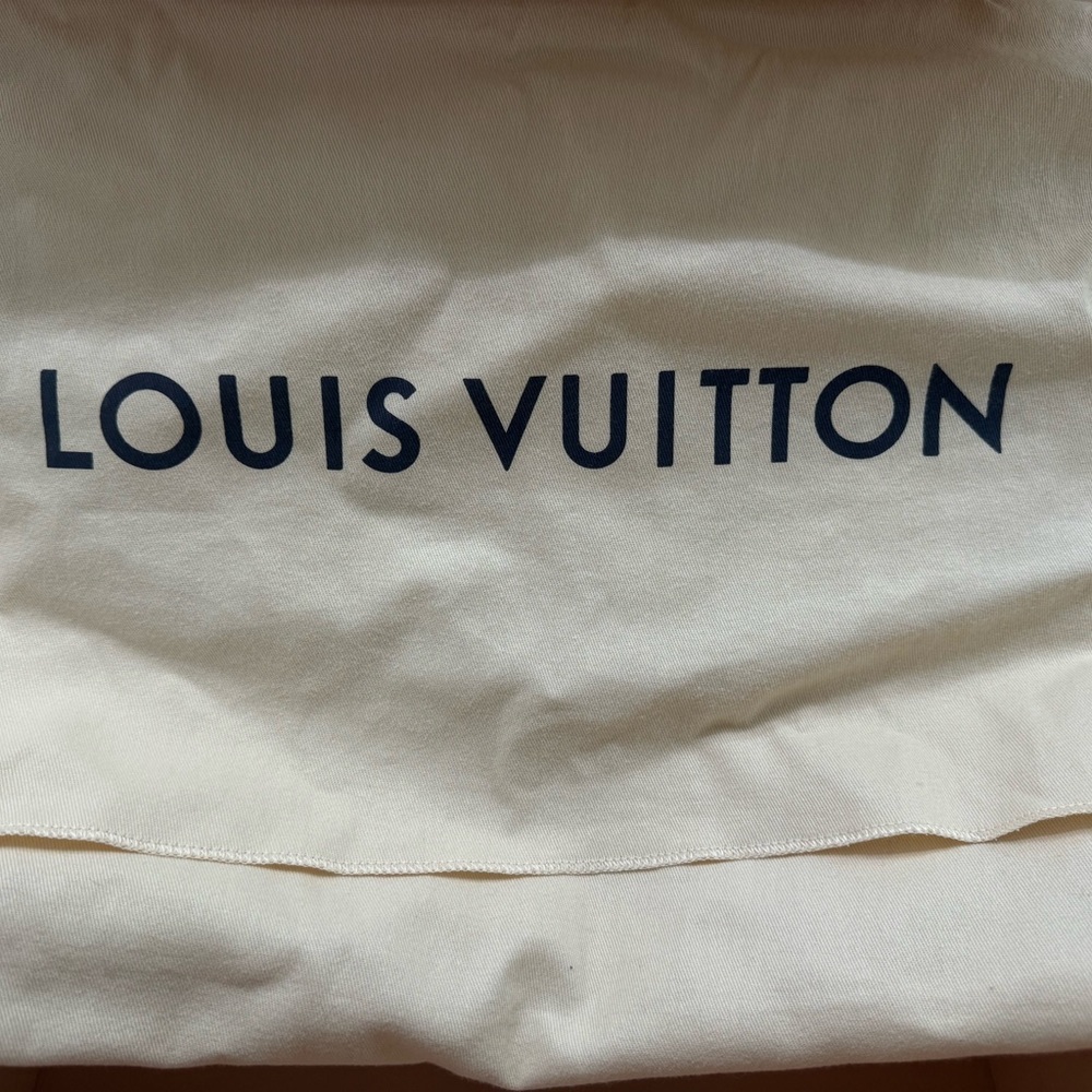 Louis Vuitton - Picture 8 of 8